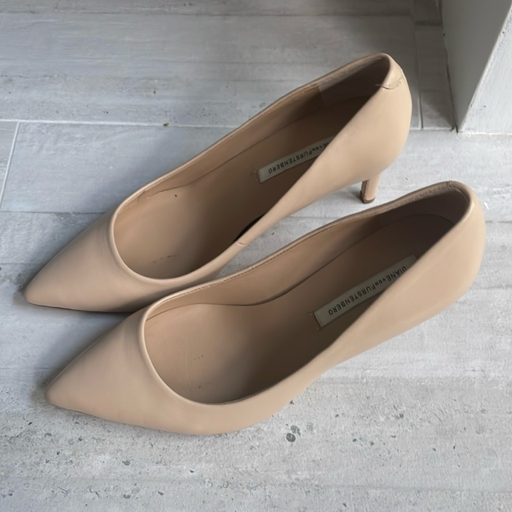 Diane von Furstenburg Heels nude leather  sz 7.5